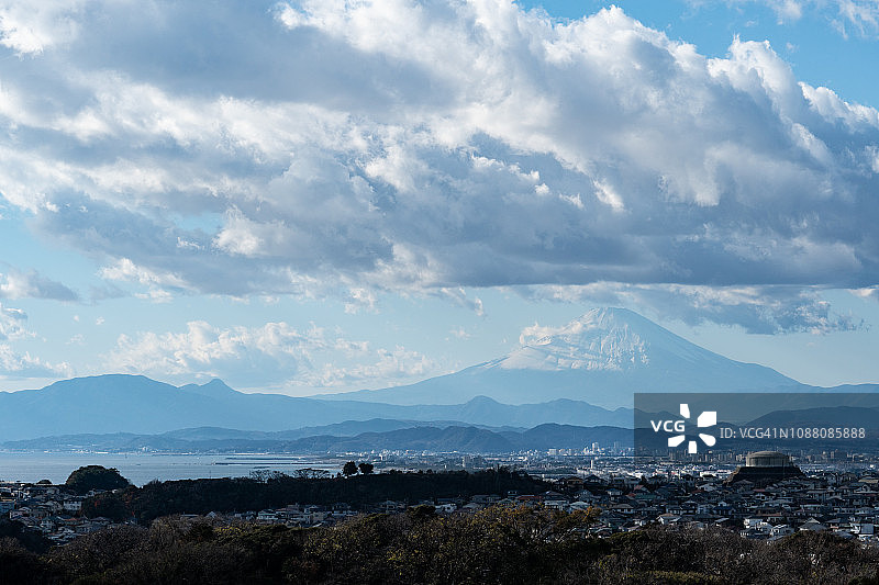 日本相模湾、北太平洋和富士山的雪景图片素材