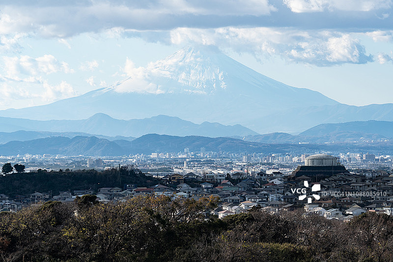 日本蓝天下的雪山富士山图片素材