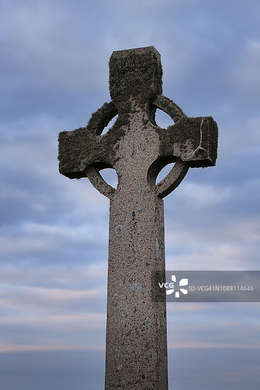 阿盖尔公爵夫人伊丽莎白花岗岩纪念十字架，位于英国苏格兰内赫布里底群岛艾奥纳岛的黄昏图片素材