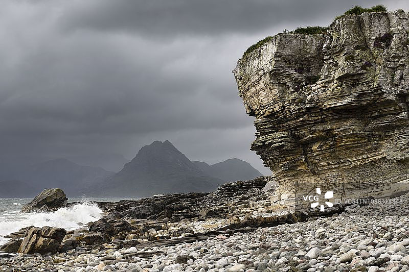 苏格兰高地斯凯岛斯卡瓦格湖红丘陵山下的埃尔戈尔海滩风光图片素材