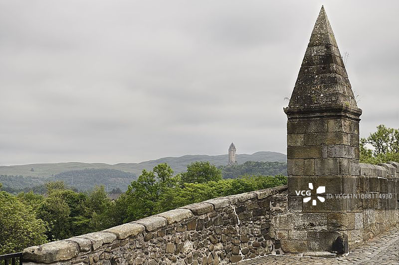 苏格兰斯特灵旧斯特灵桥上的华莱士国家纪念碑尖顶，多云图片素材