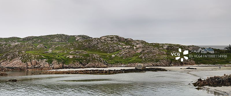 苏格兰马尔岛Fionnphort渔村海岸线全景，红色花岗岩和断裂巨石图片素材