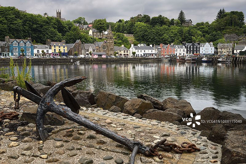 马尔岛托伯莫里港的锈锚和彩色房屋倒影，苏格兰内赫布里底群岛，英国图片素材