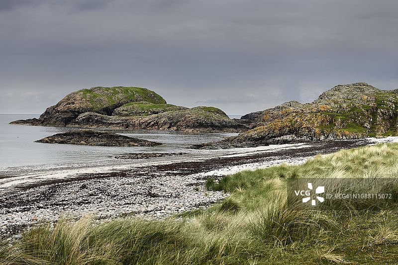 苏格兰爱奥那岛海湾海岸的草地和花岗岩图片素材
