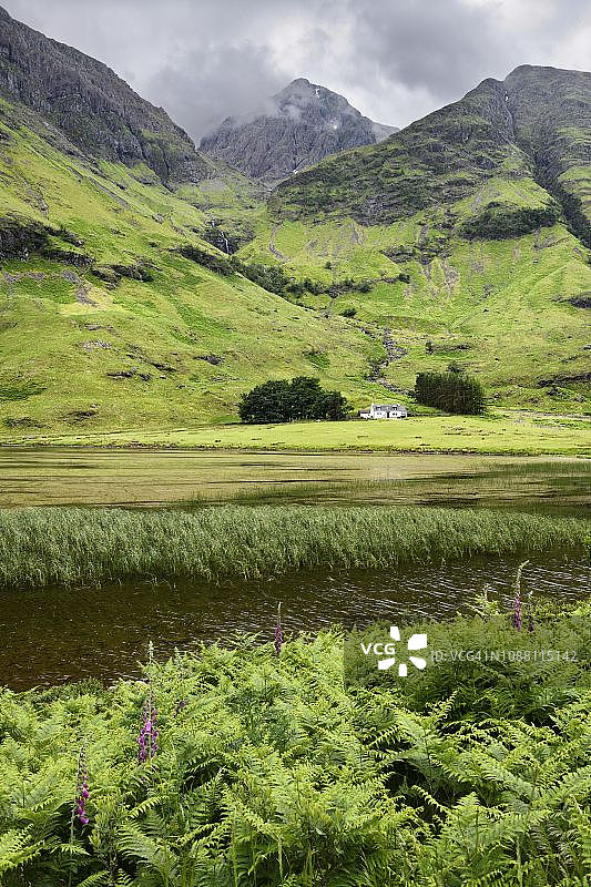 苏格兰格兰科峡谷Achnambeithach小屋，位于Aonach Dubh瀑布和Bidean nam Bian山脉下的阿赫特里奥坦湖畔图片素材