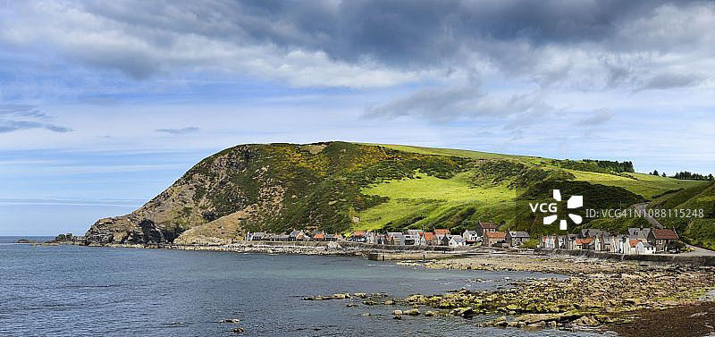 英国苏格兰阿伯丁郡加姆里海湾克罗维沿海村庄的房屋全景图片素材