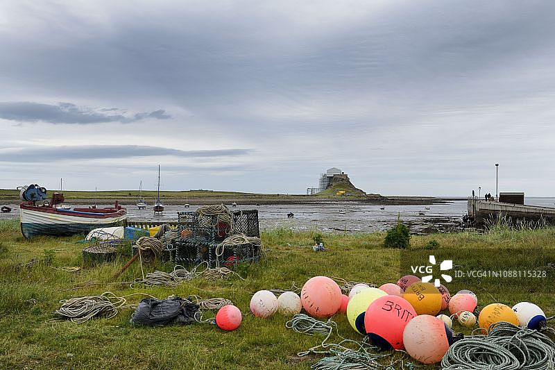 英格兰霍利岛乌斯湾的渔业浮标和捕龙虾器图片素材