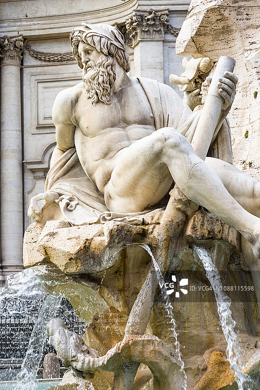 意大利罗马纳沃纳广场四河喷泉上的恒河神雕像图片素材