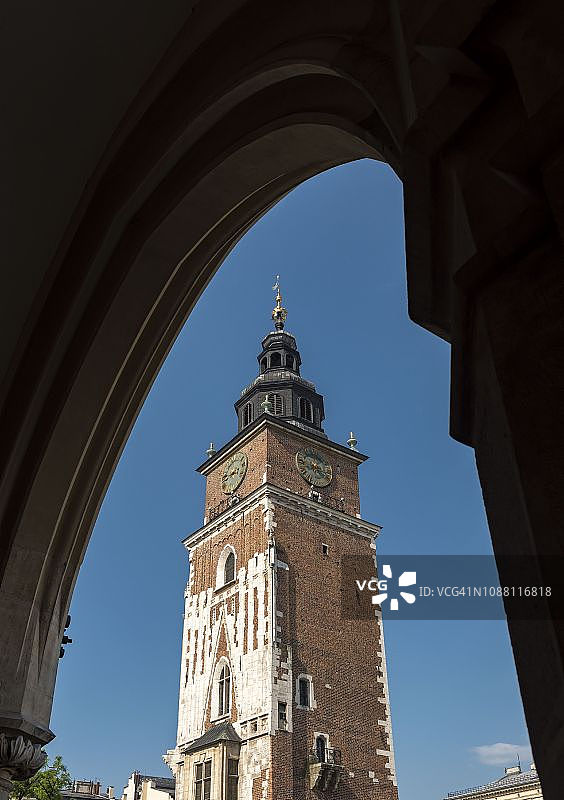 克拉科夫主市场广场，透过纺织会馆拱廊看到的市政厅塔楼，波兰图片素材
