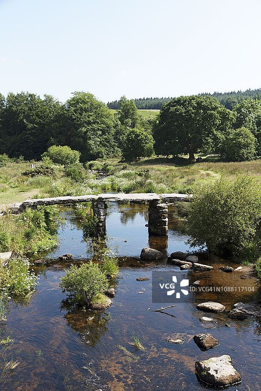 英国德文郡达特穆尔国家公园波斯特布里奇的古老拍板桥图片素材