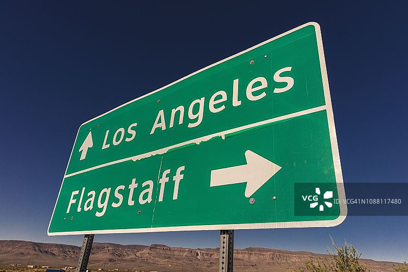亚利桑那州通往洛杉矶和弗拉格斯塔夫的路标图片素材