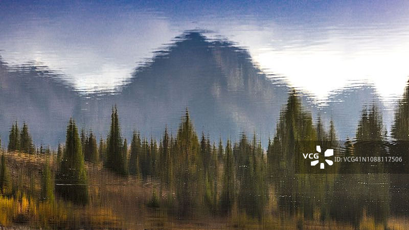 美国科罗拉多州莫拉斯湖的松树和山脉图片素材