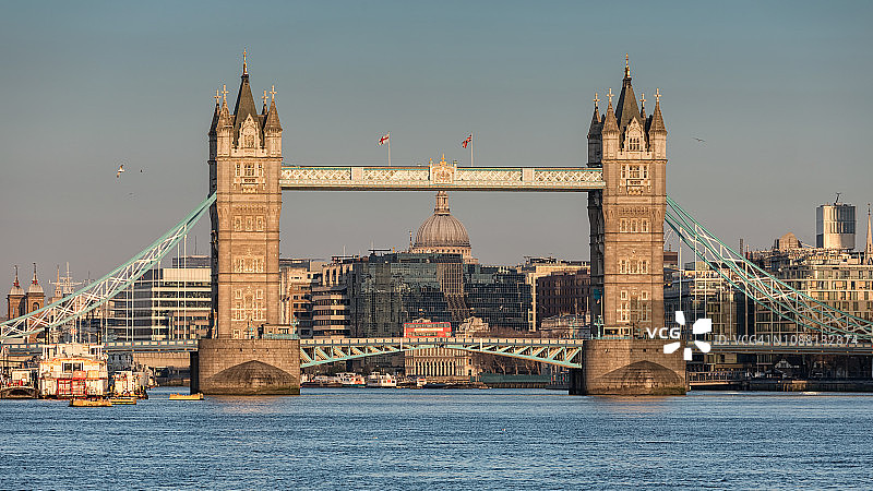 伦敦塔桥远景图片素材