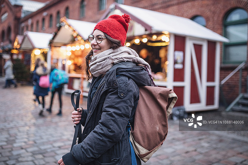 年轻女孩在圣诞市场享受圣诞节图片素材