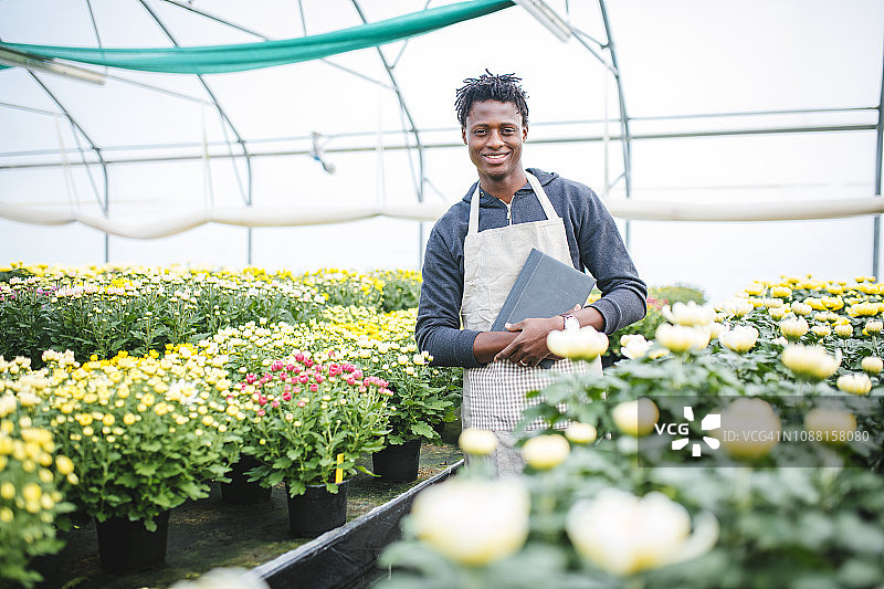 企业家在温室里拿着书图片素材