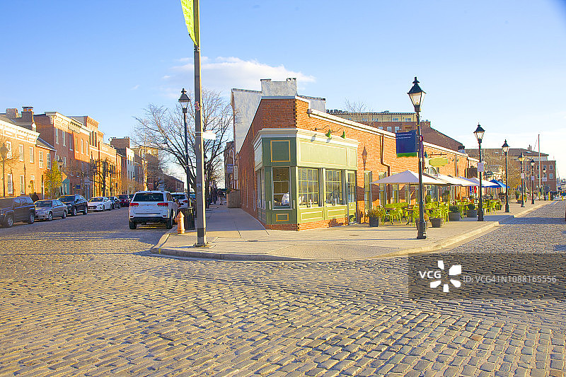 巴尔的摩菲尔斯角红砖建筑的街道交叉口图片素材