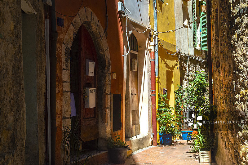 法国里维埃拉芒通的街道、通道和露台图片素材