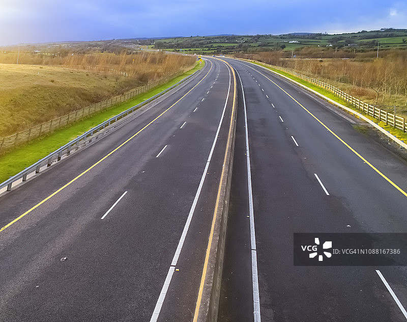 夕阳下的多车道公路美景图片素材