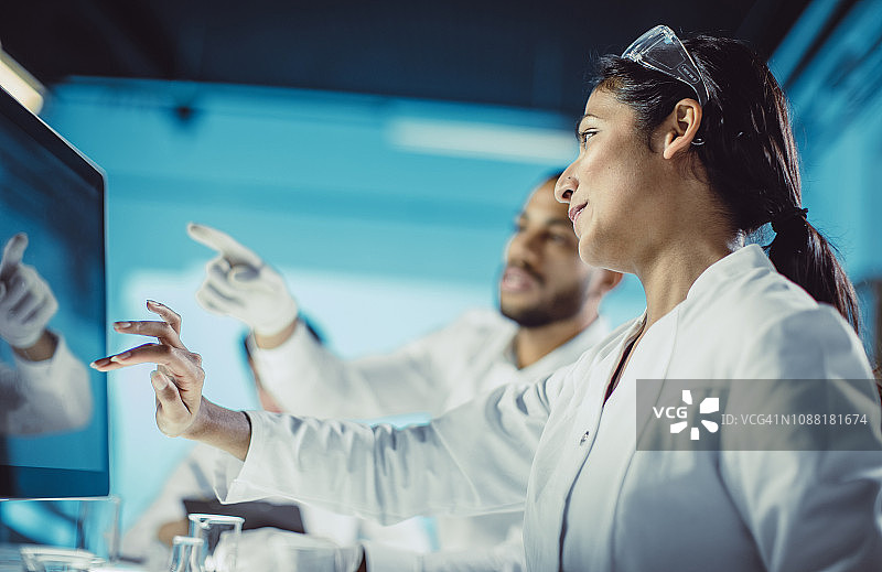 在实验室工作，使用触摸屏的科学家图片素材