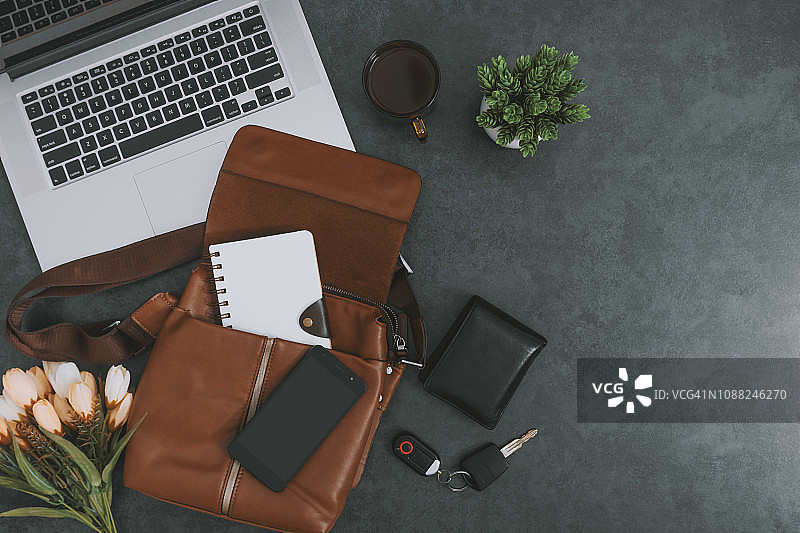 笔记本电脑、皮包、手机和个人物品图片素材
