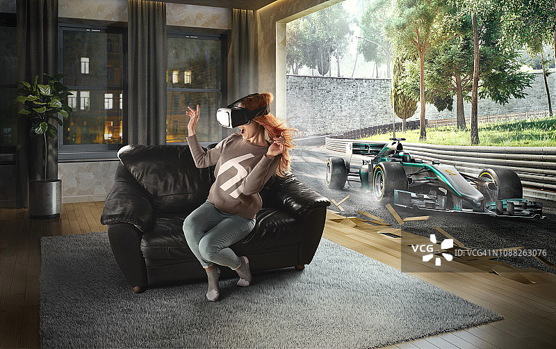 戴VR眼镜的女人，在赛道上体验虚拟现实赛车图片素材
