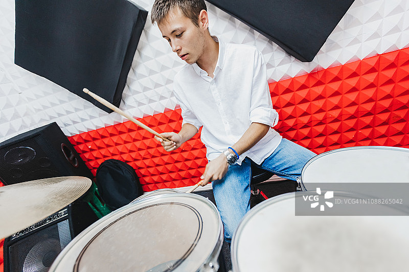 音乐工作室里的鼓手图片素材