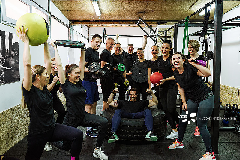 训练结束后快乐的团队图片素材