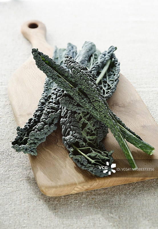 木制砧板上的羽衣甘蓝图片素材