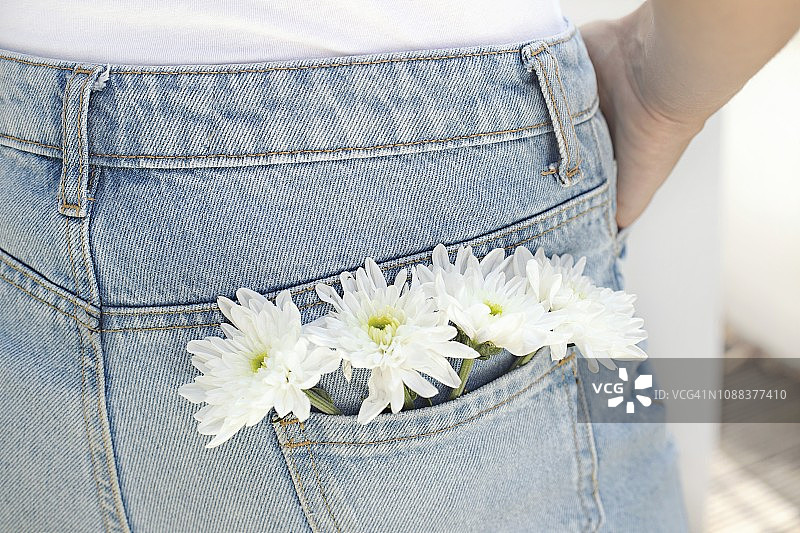 后口袋里放白花的女人图片素材