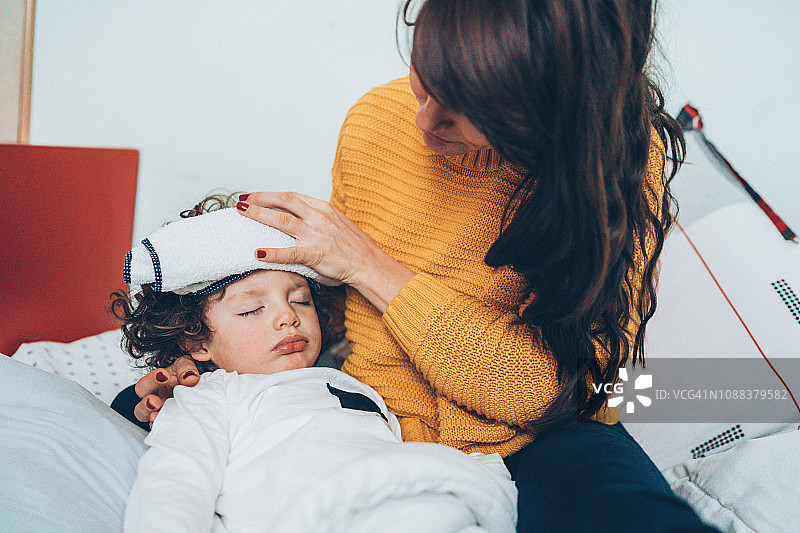 生病的小男孩在床上图片素材