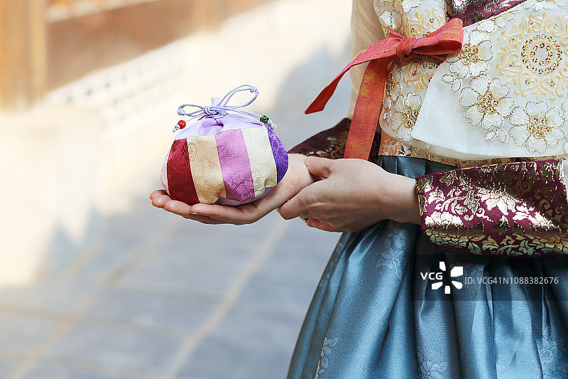 穿着韩国传统服装、手提福袋的女人图片素材