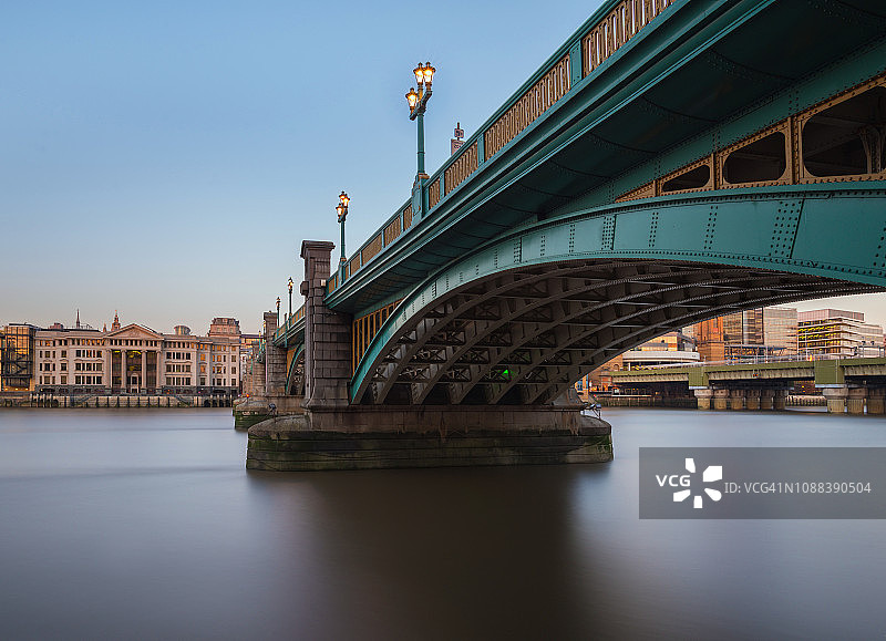伦敦南华克桥图片素材