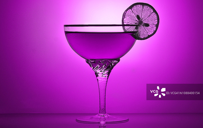 紫色背景下的柠檬鸡尾酒图片素材