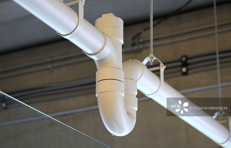 带存水弯和清理配件的悬挂式PVC污水管图片素材