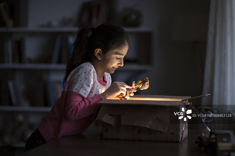 儿童打开礼物图片素材