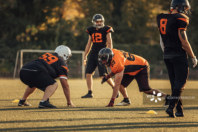 在球场上比赛的橄榄球运动员图片素材
