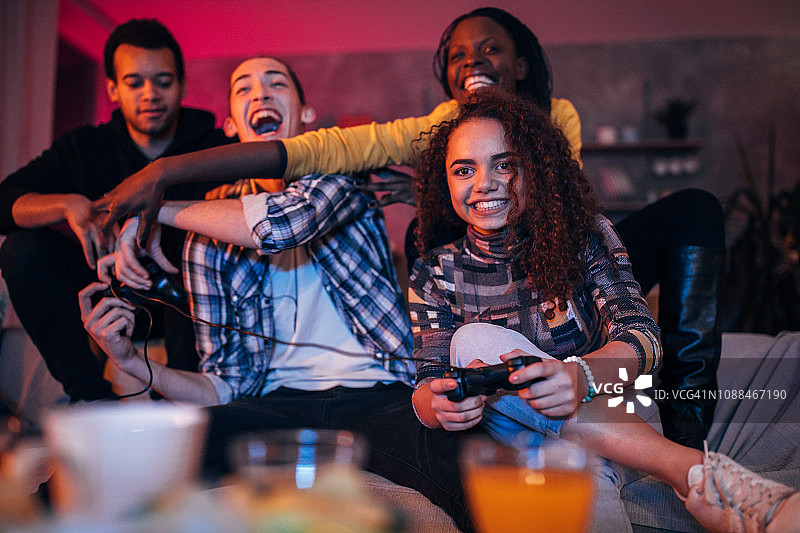 朋友们一起玩电子游戏图片素材
