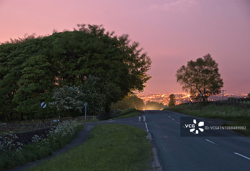谢菲尔德郊外乡村小路上的温暖夜晚图片素材