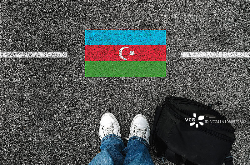 男子与鞋子和阿塞拜疆国旗合影图片素材