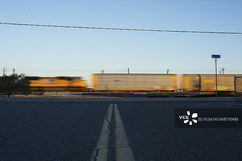 火车驶过吉拉本德亚利桑那州图片素材