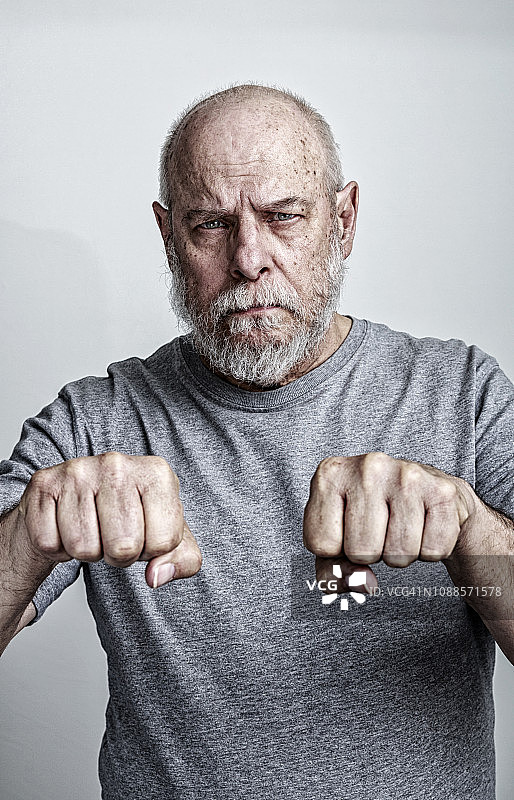 接受化疗的中年男人握拳对抗癌症图片素材