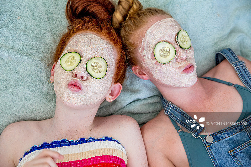 青少年检查皮肤并敷面膜图片素材