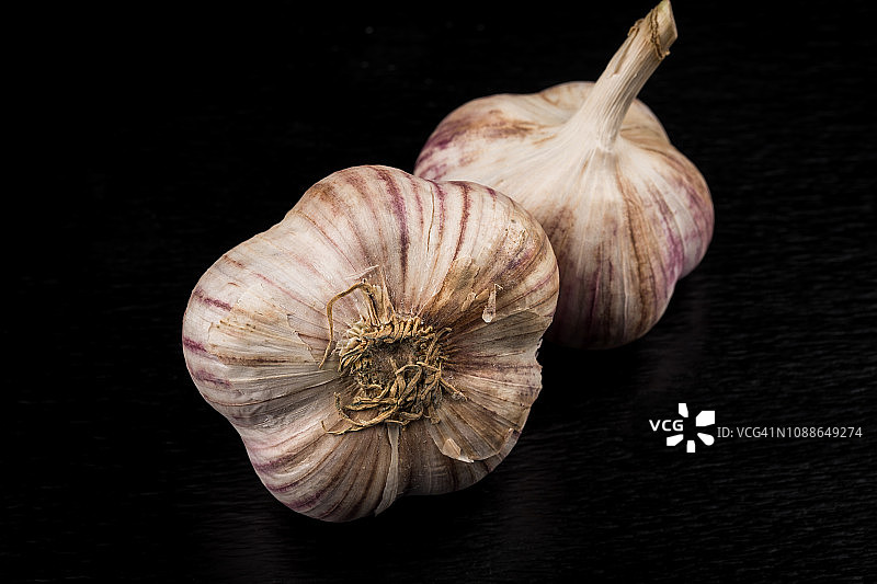 深色石材背景上的大蒜特写图片素材