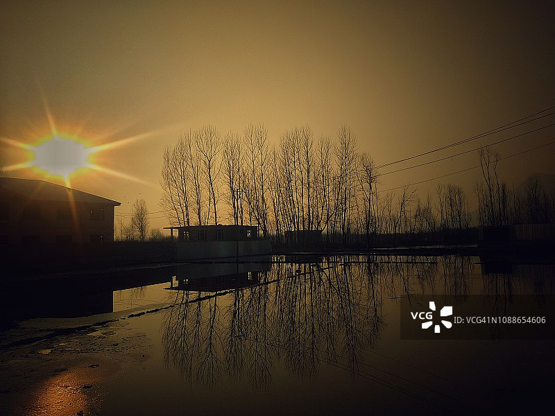 夜晚是真正尝试的时刻，让你展现不一样的风采图片素材