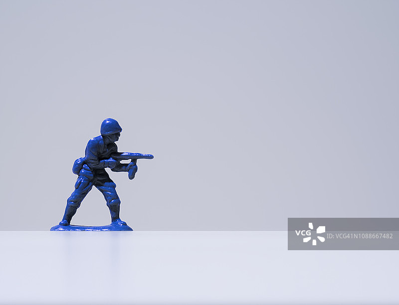 手持枪的玩具士兵图片素材