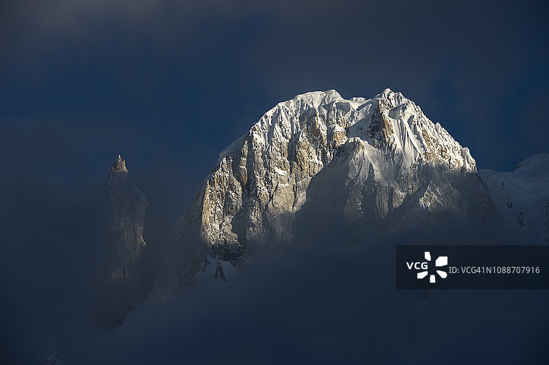 女士手指和罕萨峰，山脉白雪皑皑。喀喇昆仑山脉，罕萨山谷，吉尔吉特-巴尔蒂斯坦，巴基斯坦图片素材