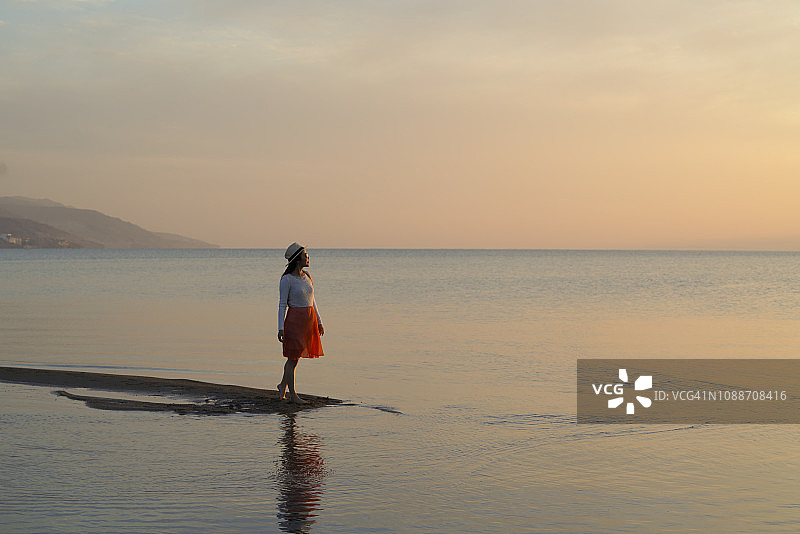 女孩独自在约旦死海中行走图片素材