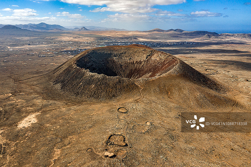 本多火山口的火山坑鸟瞰图片素材