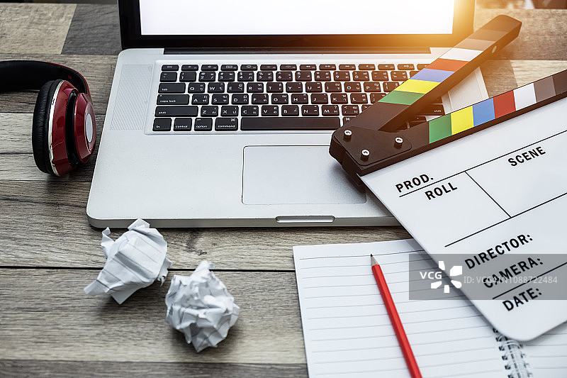 视频编辑，带有电影场记板笔记本的办公用品图片素材