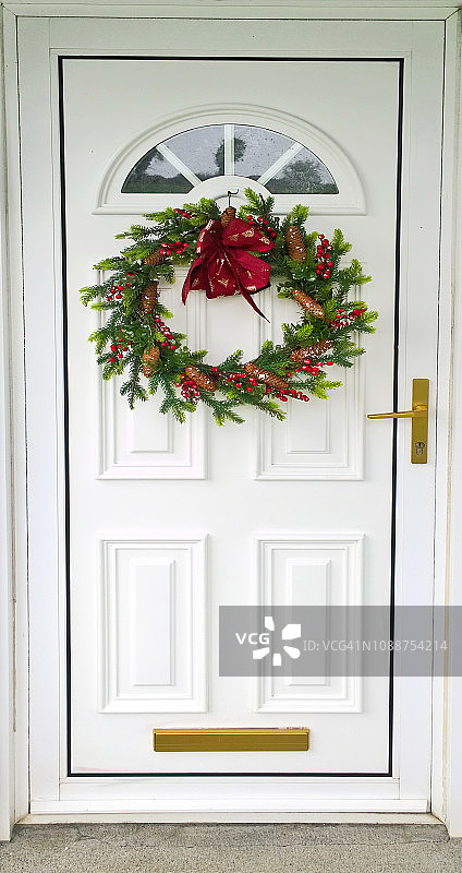 挂在白色门上的圣诞花环图片素材